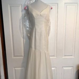 Monique Lhuillier dress v-neck tulle trumpet 2